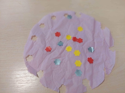 Na zdjęciu zaprojektowana przez najmłodszych chusteczka.