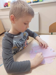 Przedszkolaczek projektuje chusteczkę.