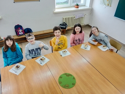 Klasa 5 uz przygotowała owsiankę ze świeżymi i suszonymi owocami