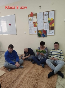 Klasa 8 uzw. Pani Dorota czyta uczniom „Legendę o smoku rzeszowskim”.
