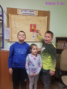 Uczniowie klasy 3 au. Dawid umieszcza obrazek z herbem Lublina, nazwą miasta i tytułem legendy „Legenda o Czarciej Łapie” na mapę Polski.