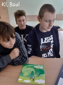 Klasa 8 aul . Dominik, Szymon i Oliwier czytają „Legendę o smoku rzeszowskim”.