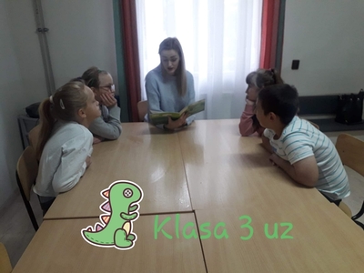 Klasa 3 uz. Pani Ola czyta dzieciom „Legendę o smoku rzeszowskim”. Uczniowie z ciekawością słuchają czytanej legendy.