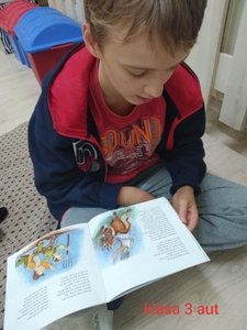 Uczeń klasy 3 aut, Piotr czyta książkę.