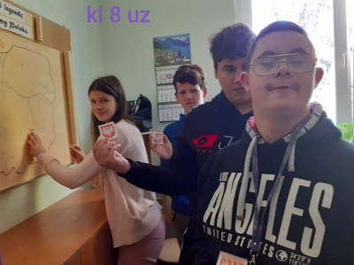 Klasa 8 uz prezentuje znaczki przedstawiające herb Sandomierza. Daria umieszcza obrazek z herbem Sandomierza, nazwą miasta i tytułem legendy „Legenda o Henryku Sandomierskim i pięknej Judycie” na mapę Polski.