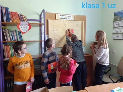 Na zdjęciu Pani Wanda z klasą 1 uz.