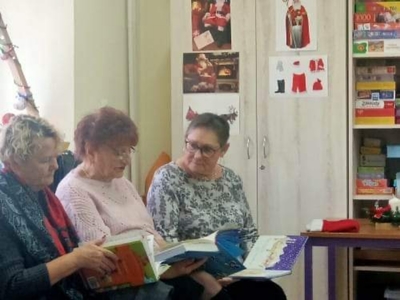 Panie z Klubu Seniora czytają baśnie i bajki. 