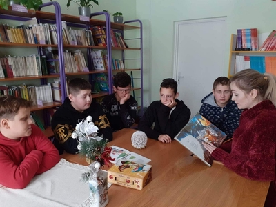 Pani Ola czyta uczniom w bibliotece szkolnej baśń pt. " Dziewczynka z zapałkami".