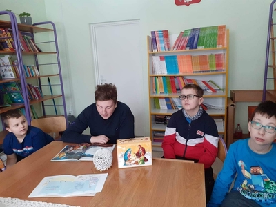 Na zdjęciu Szymon, uczeń klasy 8aul, czyta młodszym kolegom "Dziewczynkę z zapałkami. "