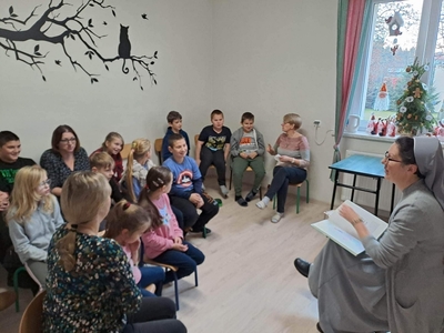 Dzieci wsłuchują się w pytania zadawane przez siostrę Agatę. 