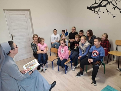 Siostra Agata zadaje dzieciom pytania do baśni.