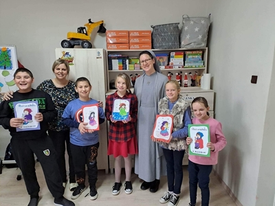 Klasa 3 uz i siostra Agata. Uczniowie prezentują swoje prace.