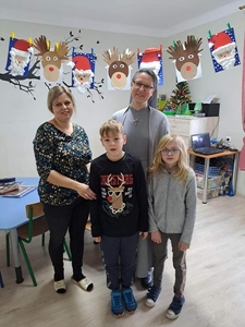 Na zdjęciu klasa 3 bau i siostra Agata. 