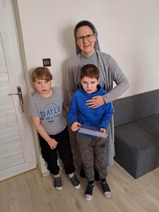 Na zdjęciu uczniowie klasy 2az  z siostrą Agatą. 