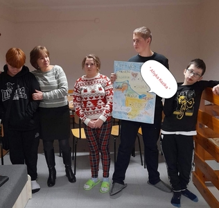 Na zdjęciu Pani Aneta z uczniami. Alan prezentuje wspólnie wykonaną mapę Afryki.