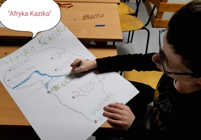 Franek zaznacza kredką rzekę na mapie Afryki. 