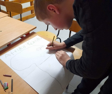 Alan szkicuje mapę Afryki. 