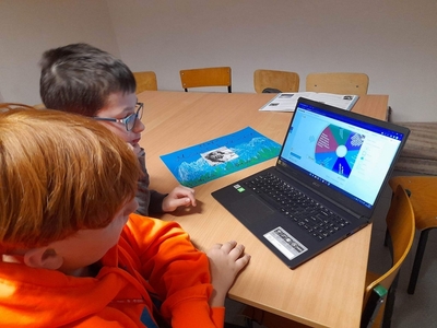 Michał i Franek przy komputerze, wykonują ćwiczenie interaktywne.