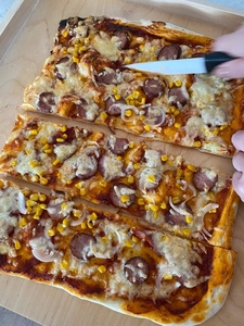 Gotowa pizza podczas krojenia