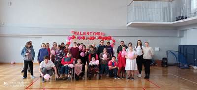 Uczestnicy zabawy walentynkowej na wspólnym zdjęciu.