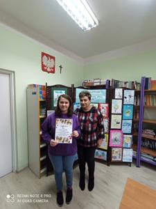 Na zdjęciu Eliza prezentuje swój dyplom za udział w konkursie i Pani Wicedyrektor.