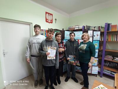 Klasa 8 aul z wychowawczynią i Panią Wicedyrektor. Chłopcy prezentują swoje dyplomy za udział w konkursie.