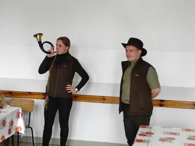 Pani leśnik odgrywa hejnał myśliwski