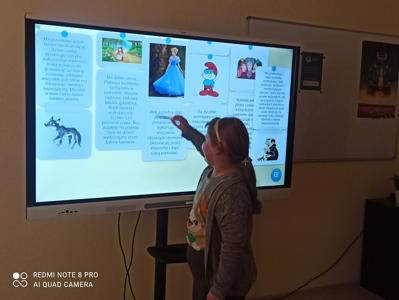 Wiktoria łączy opis z obrazkiem, na tablicy interaktywnej