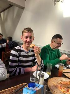 Uczniowie na pizzy w Kończycach