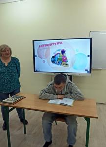 Na zdjęciu uczestnik konkursu Dominik Perlich czyta wiersz pt. "Lokomotywa"