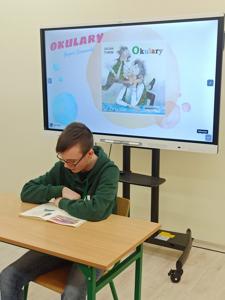 Na zdjęciu uczestnik konkursu Kacper Sarnowski, czyta wiersz pt. "Okulary"
