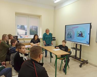 a zdjęciu uczestnik konkursu Michał Kułaga czyta wiersz pt. "Okulary"