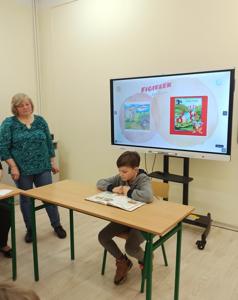 Na zdjęciu uczestnik konkursu Igor Niemiec , czyta wiersz pt. "Figielek".