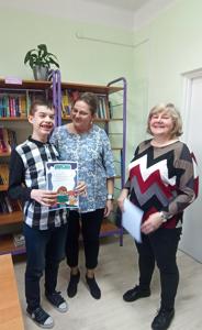 Na zdjęciu uśmiechnięty Karol, Pani Dyrektor i Pani Wiesia. 