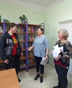 Pani Dyrektor wręcza dyplom Szymonowi.