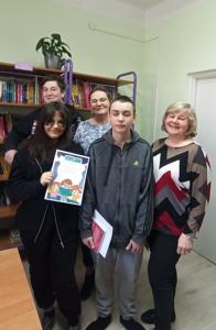 Zadowoleni uczniowie wraz z Panią Dyrektor i Panią Wiesią.