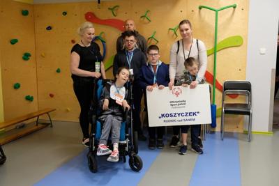 Zdjęcie zbiorowe drużyny reprezentacyjnej „Koszyczek”  SOSW Rudnik z trenerami.