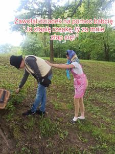 Na zdjęciu Przemek w roli dziadka i Daria w roli babci. Babcia ciągnie za dziadka a dziadek za rzepkę