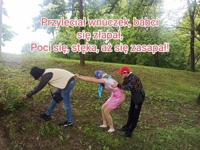 Na zdjęciu Przemek jako dziadek, Daria jako babcia i Kacper jako wnuczek. Wszyscy ciągną rzepkę.