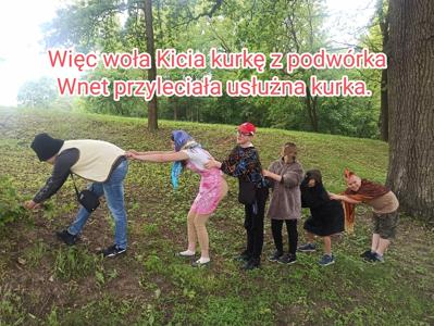 Na zdjęciu dziadek, babcia, wnuczek, piesek, kotek i dołącza kurka.