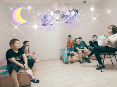 Dzieci uważnie słuchają bajki czytanej przez Panią Anetkę. Pani pokazuje dzieciom kolorowe ilustracje. 