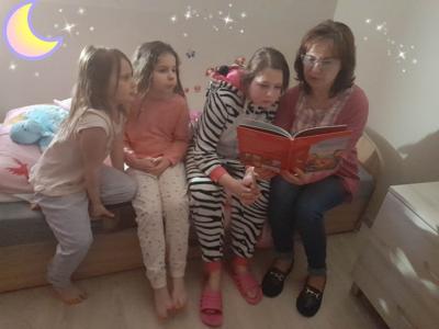 Na zdjęciu Pani Anetka i dziewczynki, Lenka, Ania i Anetka. Z zainteresowaniem słuchają czytanej bajeczki