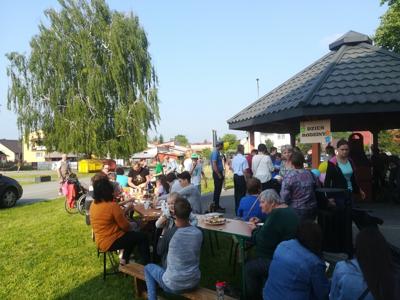 Uczestnicy pikniku na podwórku szolnym