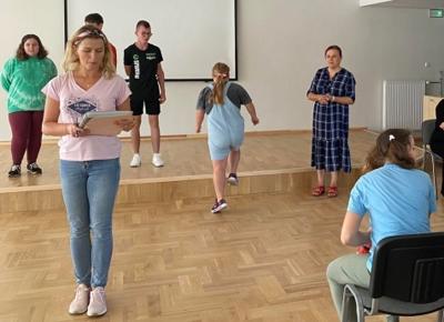 Wybory do samorządu -prezentacja kandydatów . Na przez`odzie pani Magda 