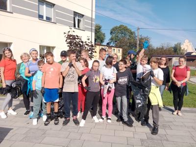 Akcja Sprzątanie świata łączy ludzi- uczniowie wraz z nauczycielami  sprzątają świat