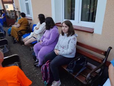 Uczniowie naszej szkoły podczas czytania powieści " Nad Niemnem", Elizy Orzeszkowej na placu Centrum Wikliniarstwa w Rudniku nad Sanem.