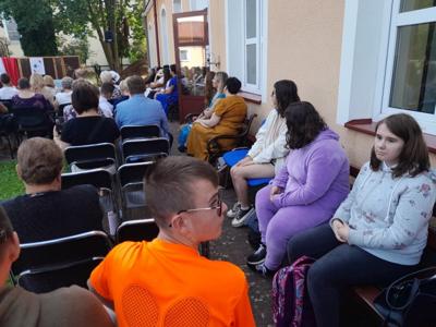 Na zdjęciu Kacper, Gabrysia, Eliza słuchają fragmentu powieści "Nad Niemnem", Elizy Orzeszkowej. 