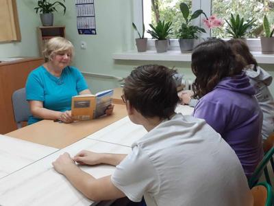Pani bibliotekarka czyta uczniom fragment powieści "Nad Niemnem" w naszej bibliotece. 