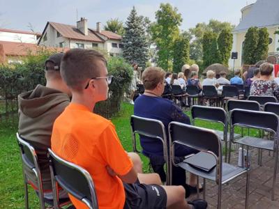 Na zdjęciu uczniowie siedzą na krzesłach i wsłuchują się w czytany fragment powieści "Nad Niemnem".