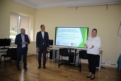 Przekazanie laptopów uczniom klasy 4 szkoły podstawowej 